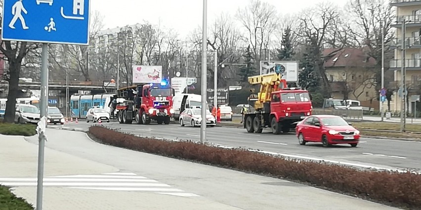 Kłopoty pasażerów MPK we Wrocławiu. Wykolejenie i zatrzymanie tramwaju