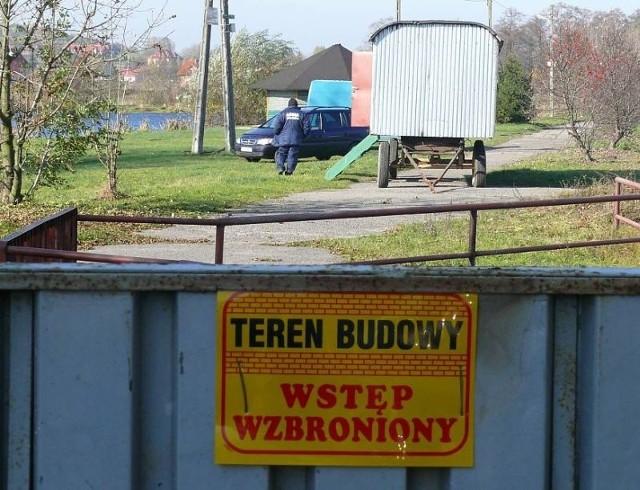 Ekipy budowlane rozpoczęły prace przy rewitalizacji tere-nów nad rzeką Czarną w Staszowie.