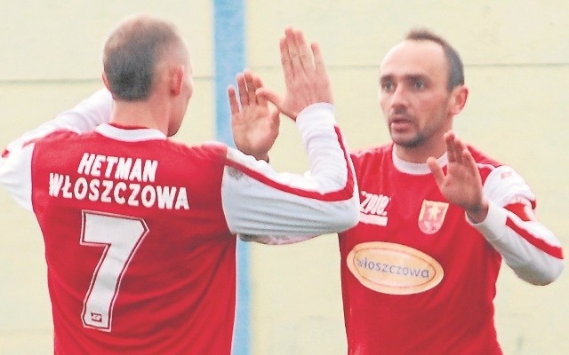 Marcin Michałek (z prawej) zdobył bramkę dla Hetmana Włoszczowa w niedzielnym pojedynku z Lubrzanką Kajetanów.