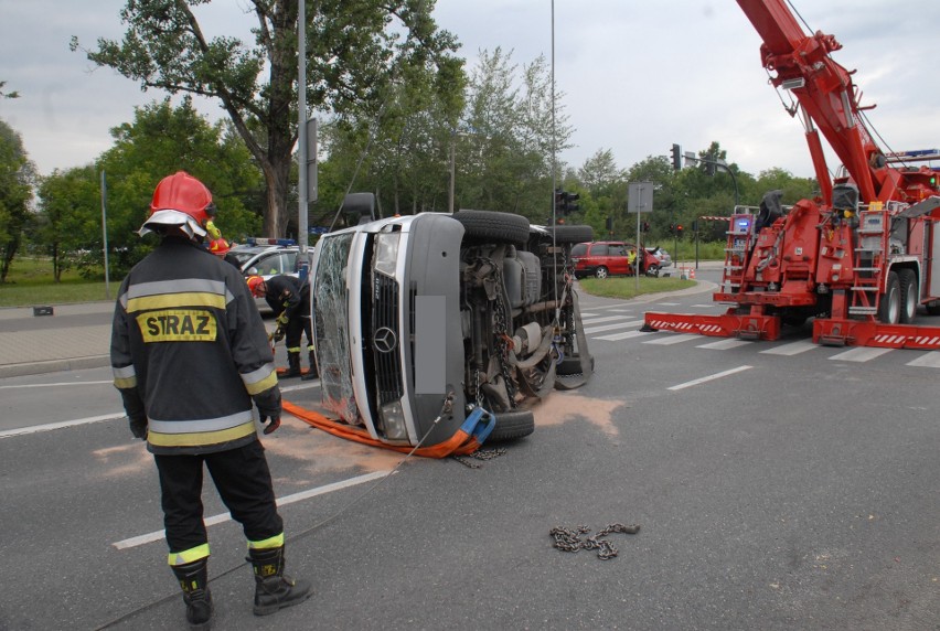 Kraków. Poważny wypadek na ul. Lipskiej [ZDJĘCIA]