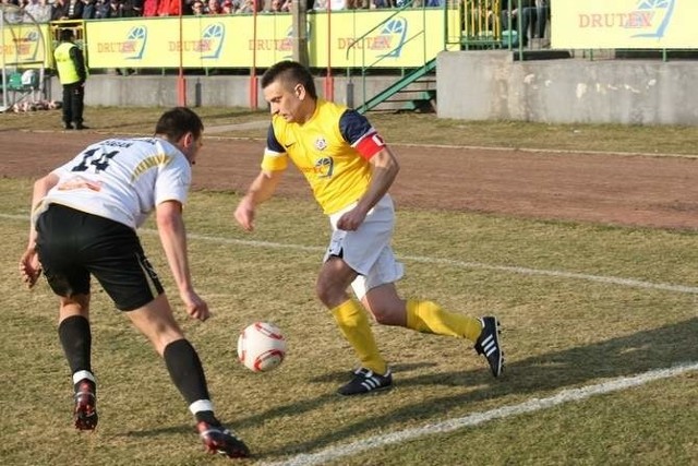 Dziś Drutex-Bytovia gra na wyjeździe z Miedzią Legnica. Na zdjęciu Wojciech Pięta (z prawej), kapitan bytowskiego zespołu.