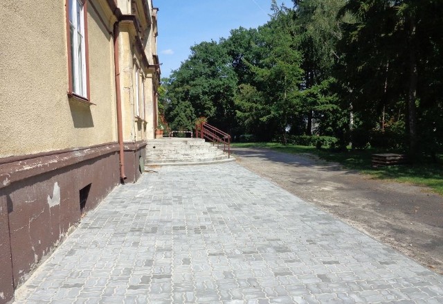 Wokół szkoły w Trzebczu ułożono chodnik.