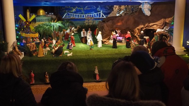 Tradycyjnie szopki bożonarodzeniowe upamiętniają narodzenie Chrystusa, dlatego w nich znajdujemy całą świętą rodzinę: figurki Dzieciątka, Marii i Józefa. Uwielbiają je najmłodsi, ale nie tylko oni.Po raz pierwszy szopka pojawiła się Betlejem już w 330 r. n.e. Był to marmurowy żłobek umieszczony w wykutej skalnej grocie. Zwyczaj przywędrował do nas z Włoch. Pierwotnie szopki stawiano i budowano dla celów parafialnych. Przyjmuje się powszechnie, że szopki te zaczęły pojawiać się także w domach prywatnych dopiero od XVIII wieku. Dziś szopki bożonarodzeniowe buduje się w kościołach, zdobią nasze domy, nie rozstają się z nimi kolędnicy.W niektórych parafiach pojawiają się kontrowersyjne szopki odzwierciedlające np. wydarzenia polityczne lub poruszające kwestie obyczajowe. W wielu co roku organizowana jest tzw. żywa szopka.Najsłynniejsze są szopki krakowskie, w Koszalinie  ruchoma szopka u ojców franciszkanów. W wielu regionach Polski jest zwyczaj odwiedzania szopek bożonarodzeniowych całymi rodzinami. Odwiedza się szopki w poszczególnych kościołach. Zobacz także: Świąteczne śniadanie dla potrzebujących posła Stefana Romeckiego w pubie Graal