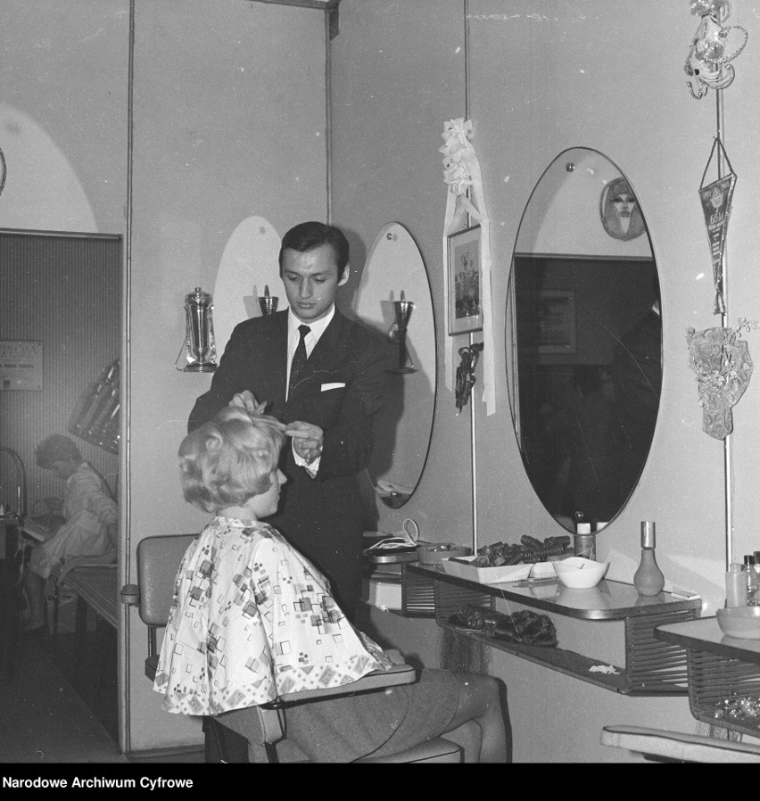 Fryzury modne w PRL-u. Zobacz, jak dbaliśmy o włosy za komuny. Dawni fryzjerzy to dopiero mieli fantazję! Archiwalne zdjęcia