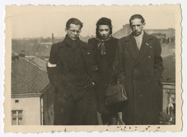 Ryszard Ores z przyjaciółmi w getcie krakowskim, ok. 1941 roku