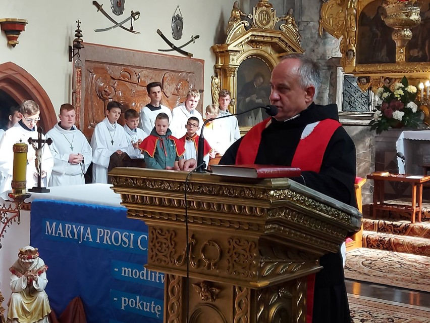 Wprowadzenie relikwii do kościoła świętego Zygmunta w Szydłowcu. Kazanie wygłosił franciszkanin z Niepokalanowa