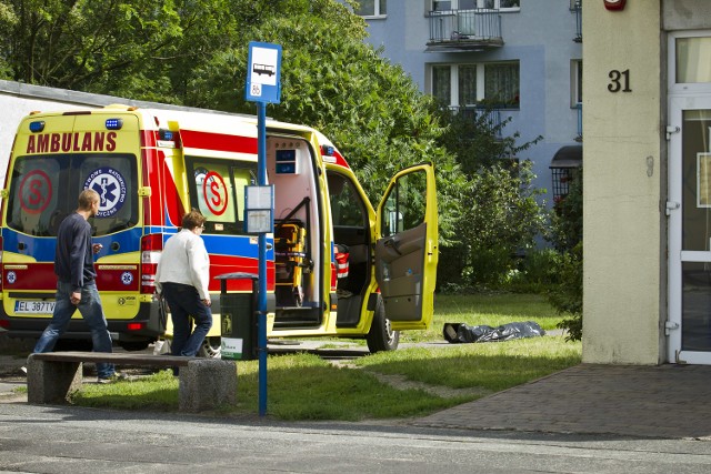 Dziś rano przy ul. na Glinki w Bydgoszczy znaleziono ciało mężczyzny. Policja ustala przyczyny zgonu.- Zgłoszenie otrzymaliśmy o godz. 9.46 - informuje podinsp. Monika Chlebicz, rzecznik prasowy KWP w Bydgoszczy. - Przy ul. Glinki znaleziono ciało około 60-letniego mężczyzny. Obecnie trwają czynności, które mają ustalić przyczynę zgonu. Jak się nieoficjalnie dowiedzieliśmy, prawdopodobnie była to śmierć naturalna. ***Pogoda na dzień (15.07.2016)  | KUJAWSKO-POMORSKIE (źródło: TVN Meteo Active/x-news)