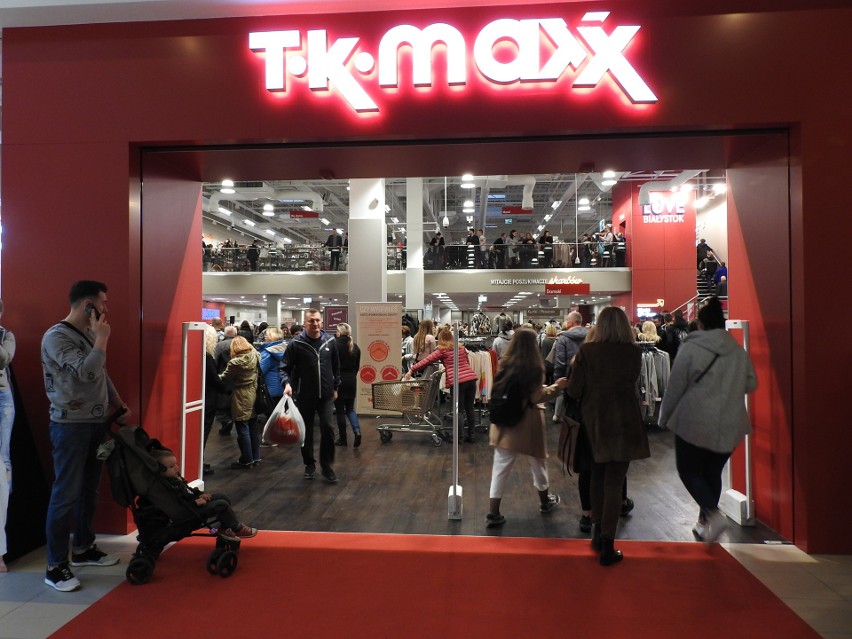 Otwarcie TK Maxx Białystok. Klienci czekali przed sklepem.