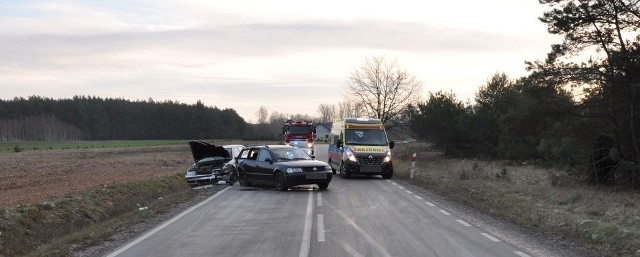 W Nieznamierowicach w gminie Rusinów zderzyły się volkswagen passat i skoda.