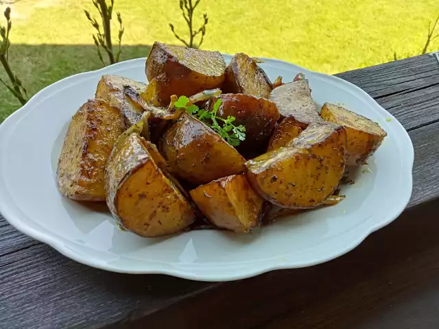 Pieczone ziemniaki będą idealne dla wegan i wegetarian. Mogą też być dodatkiem do grillowanych ryb lub mięsa. Jak je przyrządzić z grilla lub ogniska? Zobaczcie w naszej galerii.