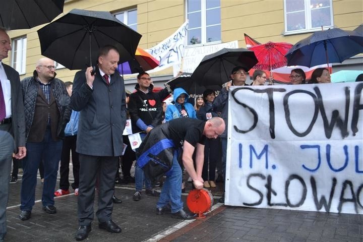 Częstochowa: Protest w obronie I Liceum Ogólnokształcącego...