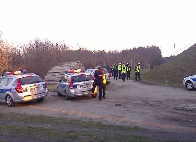 W trakcie sprawdzania jednego z przepustów wodnych w rejonie Otmętu, blisko domu Wiktorii, policjanci natrafili na rozkładające się ciało.