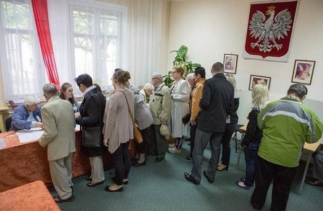 Mieszkańcy Słupska podczas głosowania.