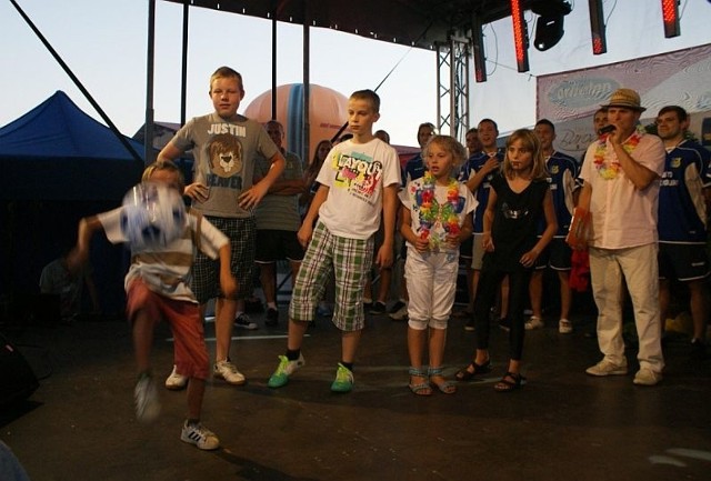 Dzieci i młodzież chętnie rywalizowały też w konkursach z nagrodami, zwłaszcza sprawnościowych (na zdjęciu - konkurencja żonglerki piłką).