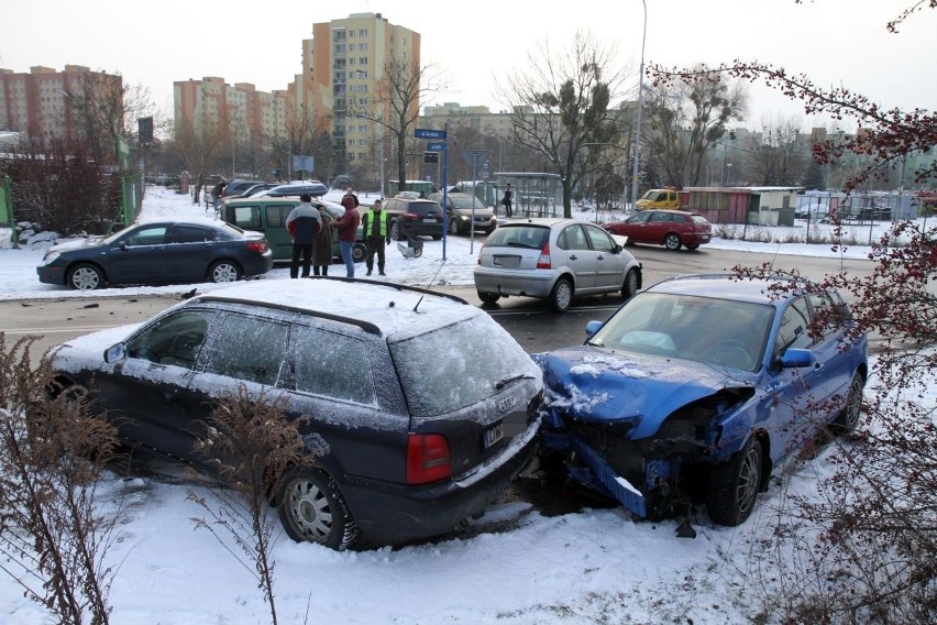 Wypadek na Żernickiej. Uszkodzone cztery auta