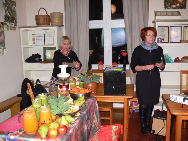 Od lewej Anna Przybysz i Alicja Stępień podczas otwarcia warsztatów.