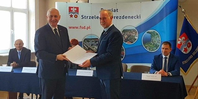 W sobotę minister Joachim Brudziński przekazał promesę na remont mostu staroście Bogusławowi Kierusowi.