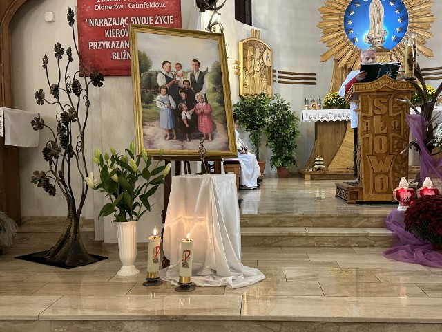 Wraz z relikwiami hajnowska parafia otrzymała także obraz błogosławionej Rodziny