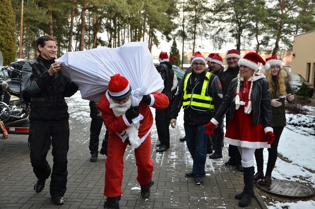 Mikołaj miał wielu pomocników - wór z prezentami był bardzo duży.