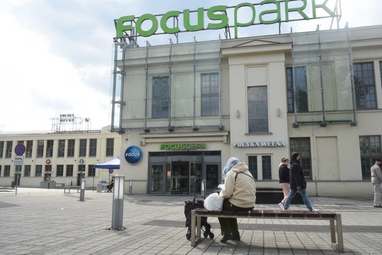 Przed wejściem do galerii Focus Mall w Zielonej Górze...