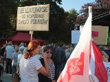 Działacze KOD na Placu Solidarności w Szczecinie [wideo]