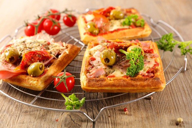 Znudziła się Waz zwykła pizza? Zobaczcie przepisy na pizzę nietypową. Na zdjęciu wytrawne gofry w stylu pizzy, czyli połączenie gofra, sosu pomidorowego, ciągnącego się sera i dodatków. Czy to nie brzmi wspaniale?