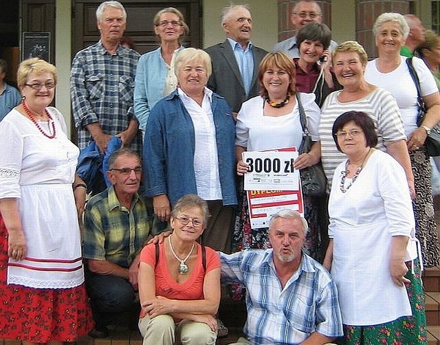 Członkowie grupy z dyplomem i czekiem za zdobycie Grand Prix ogólnopolskich Juwenaliów Seniorów 2011.