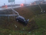 Wypadek na obwodnicy Szczuczyna. Opel przebił barierki [ZDJĘCIA]
