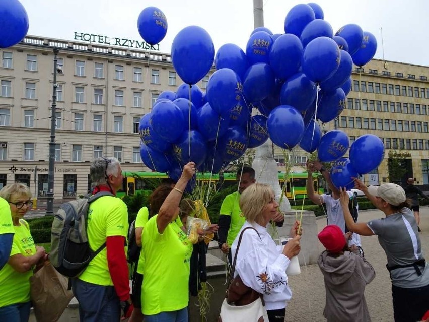 Plac Wolności pełen był niebieskich balonów oraz ludzi w...