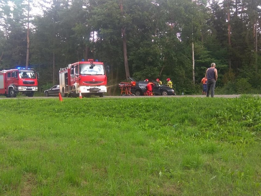 Straż: Śmiertelny wypadek na DK 19. Samochód ciężarowy zderzył się z osobowym. Droga zablokowana [ZDJĘCIA]