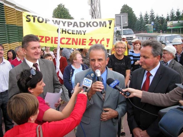 - Udało się! Wywalczyliśmy budowę ronda i przejścia - oznajmił mediom i protestującym przewodniczący Zbigniew Matłok (w środku).