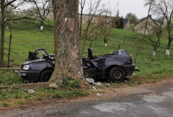 Brodniccy policjanci wyjaśniają okoliczności wypadku drogowego, do którego doszło 29 kwietnia w miejscowości Sumowo. 24-letni kierowca oraz 20-letnia pasażerka golfa z ciężkimi obrażeniami ciała trafili do szpitali.WIĘCEJ SZCZEGÓŁÓW I ZDJĘĆ NA KOLEJNYCH  STRONACH>>>>Dołącz do nas: Informacje o bieżących wypadkach i utrudnieniach w Kujawsko-Pomorskiem