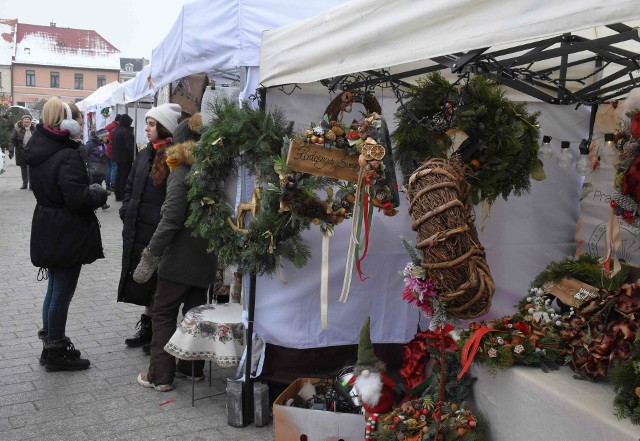 Świąteczny Jarmark Kujawski na Rynku w Inowrocławiu już zainaugurował swoją działalność. Kupcy oferują tam różnorodne artykuły.