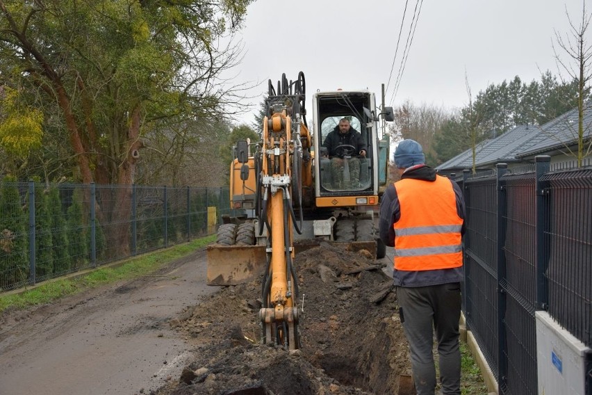 Rozpoczęły się prace przy budowie kanalizacji wzdłuż ulicy Szczęśliwej w Rajcu Poduchownym