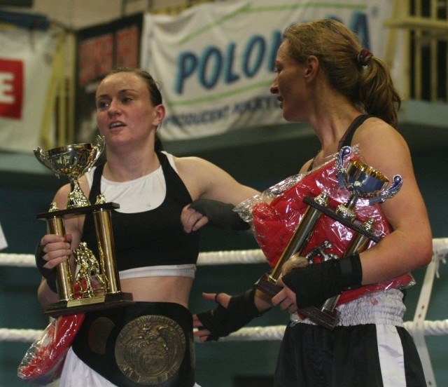 Kielczanka Sandra Drabik (z lewej) wywalczyła w sobotę tytuł zawodowej mistrzyni Polski w kick boxingu w odmianie full contact. Jej pięciorundową walkę z Moniką Kubianką oglądało około 600 kibiców.