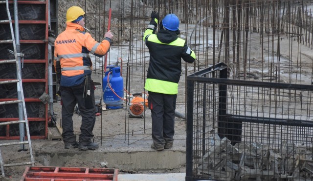 Trwają prace konstrukcyjne przy narożniku zachodnim trybuny północnej.