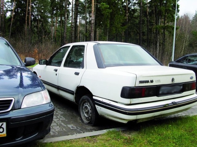 Rdzewiejący ford sierra już od kilku miesięcy blokuje miejsce na parkingu