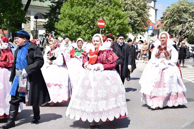 Procesja Bożego Ciała w Żywcu. Górale przykładają wielką uwagę do jej oprawy. I pięknie  pokazują, jak dbają o swoje dziedzictwo .Zobacz kolejne zdjęcia. Przesuwaj zdjęcia w prawo - naciśnij strzałkę lub przycisk NASTĘPNE