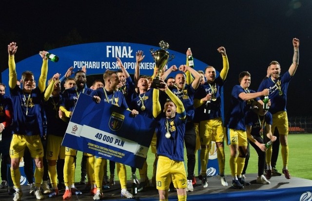 Tak piłkarze Stali Brzeg cieszyli się ze zdobycia trofeum w minionym sezonie.