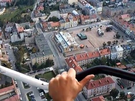 Łomżyński Stary Rynek widziany z motolotni. Kadr z filmu