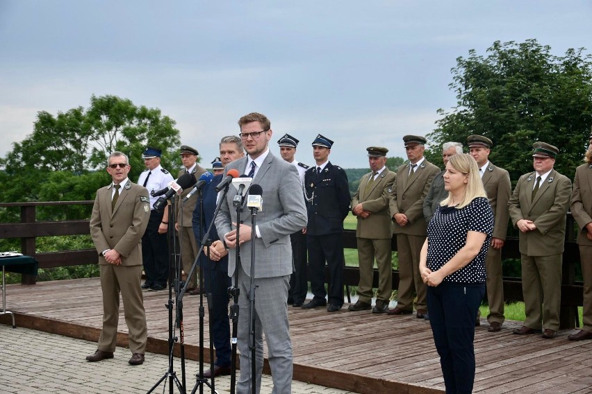 Minister środowiska Michał Woś podczas wizyty [6.07.2020] w...