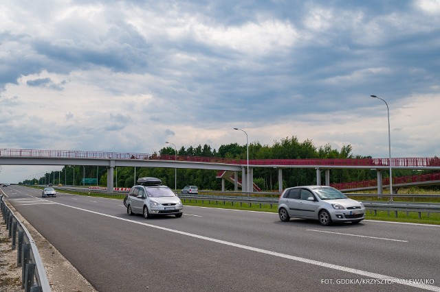 Porównując tydzień do tygodnia dane z tego roku, ruch osobowy zanotował wzrost o 2 proc., z kolei ruch ciężki spadł o 1 proc. Porównując dane do tego samego okresu w ubiegłym roku, w obu przypadkach odnotowano wzrosty - dla ruchu pojazdów osobowych o 6 proc., dla ciężarowych o 9 proc.Fot. GDDKiA