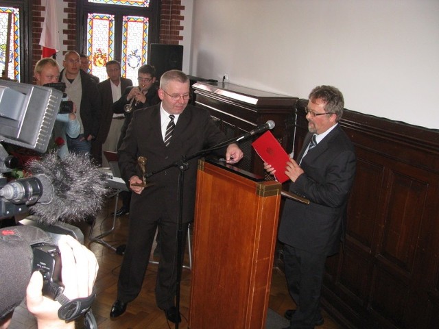 Edmund Głombiewski (na zdjęciu przy mównicy) odmówił przyjęcia nagrody Lęborskiego Lwa.