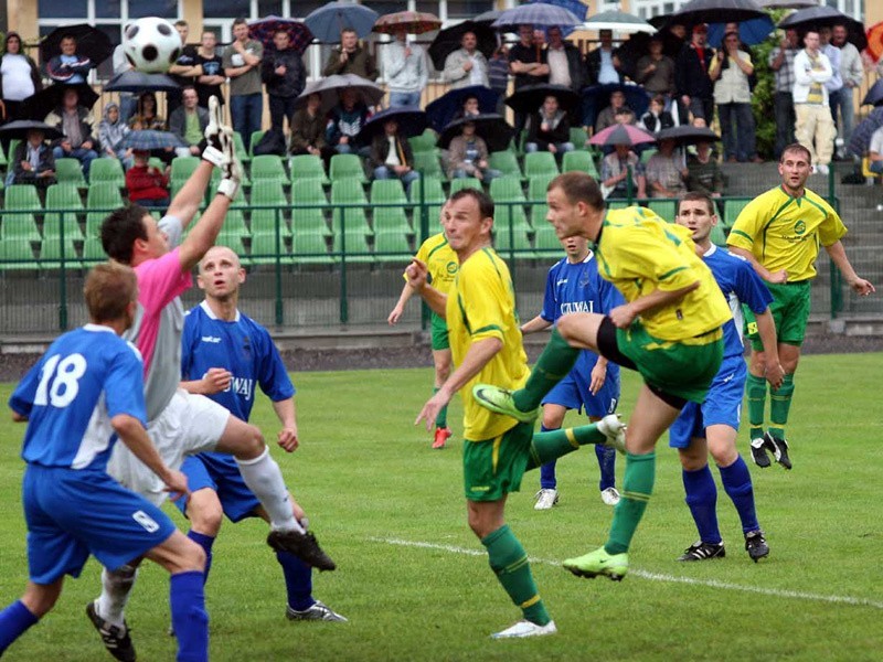 Pilkarze Siarki Tarnobrzeg (zólte stroje) wygraną z Czuwajem...