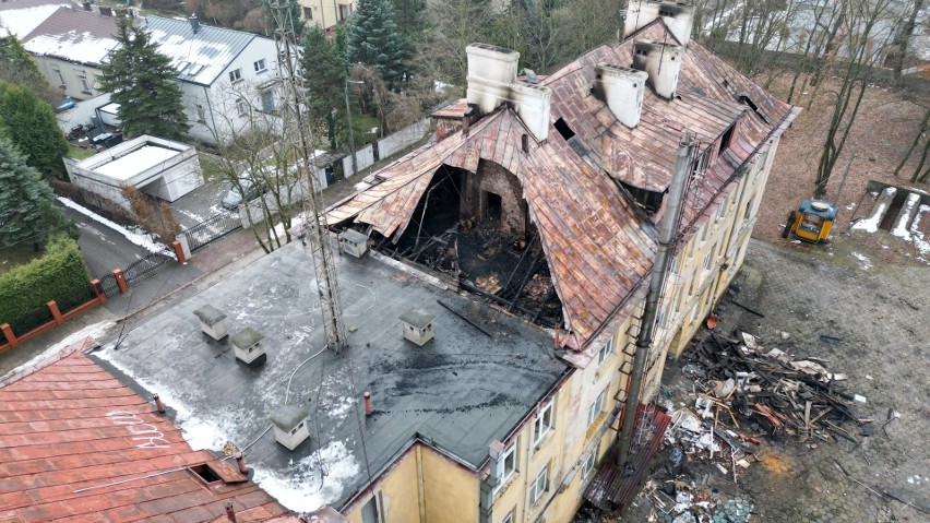Pożar dawnego szpitala przy Ogrodowej w Kielcach. Ogień już ugaszony, trwa ocena zniszczeń 