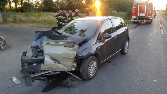 Na skrzyżowaniu ulic Leśnej i Zakładowej fiat punto zderzył się z citroenem c5. Do wypadku doszło po godz. 18.00. Ze wstępnych ustaleń policji wynika, że do wypadku doszło w chwili, gdy 30-letnia kierująca fiatem próbowała wyjechać z ulicy Leśnej na Zakładową. Kobieta nie ustąpiła pierwszeństwa prawidłowo jadącemu kierowcy citroena i auta zderzyły się. Na skutek wypadku poszkodowane zostały dwie osoby: kierująca fiatem i jej matka. Obie trafiły do szpitala. Kierowcy citroena nic poważnego się nie stało. 