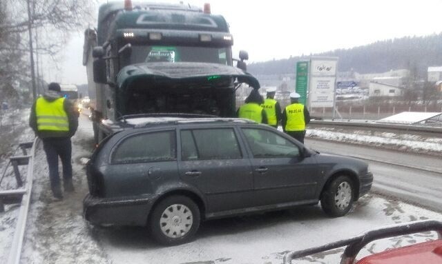 Na ulicy Radomskiej w Kielcach ciężarówka uderzyła w osobową skodę. Są utrudnienia w ruchu