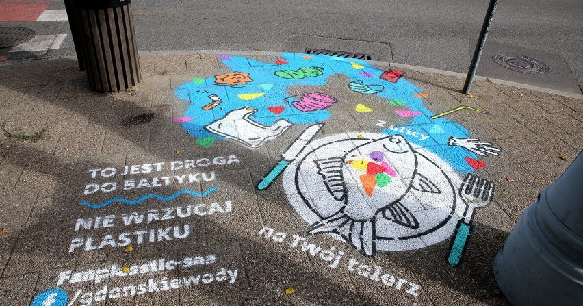 Gdańsk pokolorował swoje wypusty uliczne. Mają przypominać o problemie zanieczyszczenia deszczówki plastikowymi odpadami