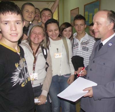 Przedstawicielem policji wizytującym głogowskie gimnazja był Grzegorz Płatek.