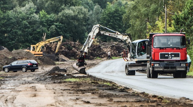 Drugi etap prac na ulicy pod skarpą zakończony. Pierwszego września drogowcy udostępnili wyremontowany odcinek od skrzyżowania z ulicą Jasiniecką do ulicy Zamczysko. Udało się przed nowym rokiem szkolnym zdążyć z zakończeniem rozpoczętego 10. sierpnia prac drogowych na ul. Pod Skarpą, która łączy północny wjazd do miasta - i Myślęcinek - z Fordonem. Wcześniej, w ramach końca I etapu prac, udostępniono wyremontowany odcinek ul. Zamczysko (od Armii Krajowej do skrzyżowania na Osielsko). Obie ulice zyskały nowe nawierzchnie oraz jezdnię poszerzoną do 5,5 m poprzez wycinkę drzew w pasie drogi. Przebudowa ok. 1 km drogi była możliwa dzięki oszczędnościom z budowy ul. Grunwaldzkiej.źródło: TVN Meteo Active / x-news